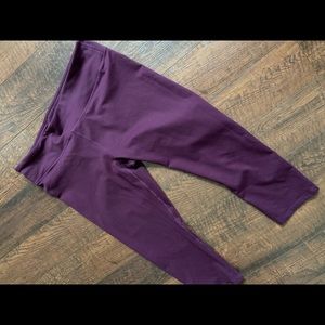 Purple/Maroon Fabletics Capri powerhold leggings